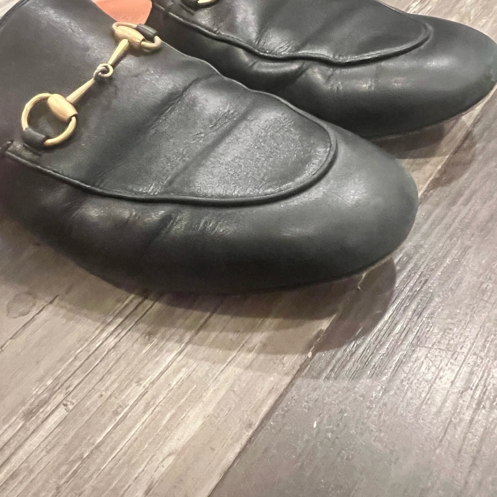 Gucci Black Leather Women's Loafers with Gold Accent - Picture 2 of 6